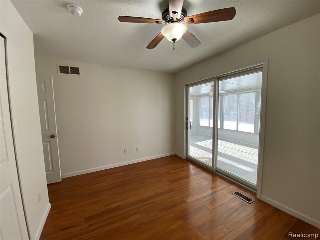596 Yorkshire Sq. Square, 23, Milan, MI 48160 — Photo 9