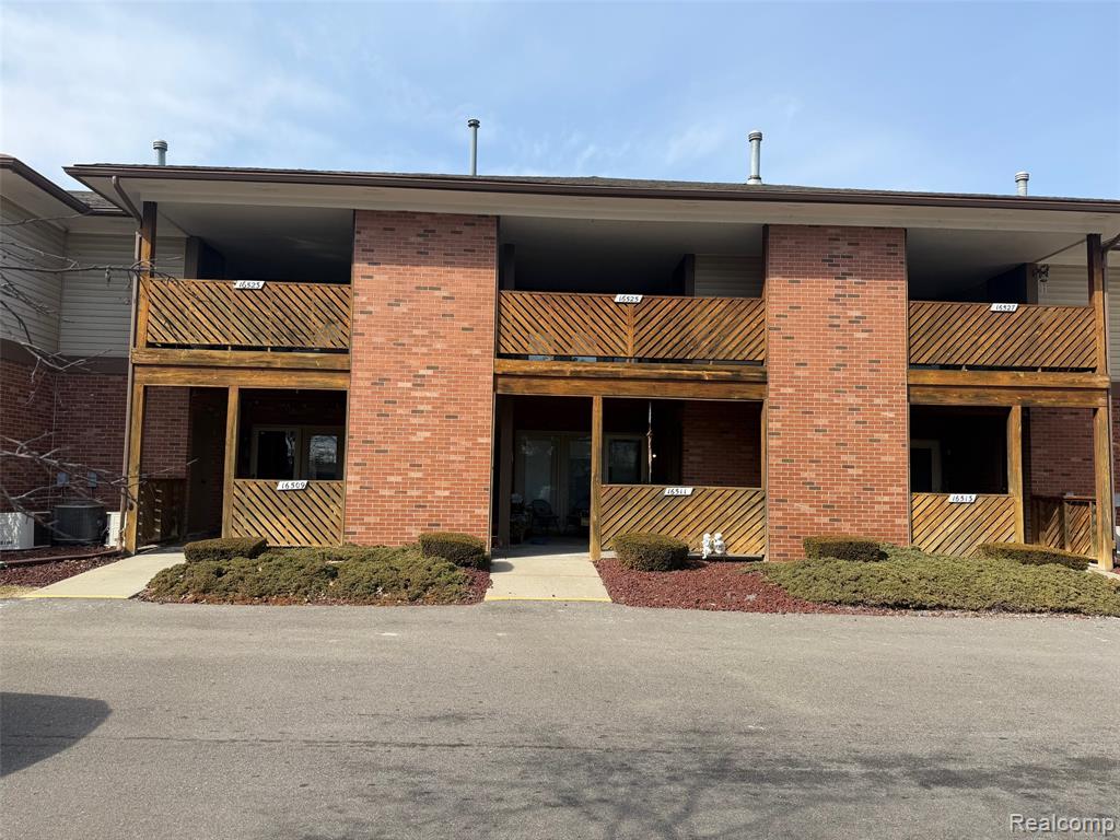16525 WOODLANE, 138, Fraser, MI 48026 — Photo 2