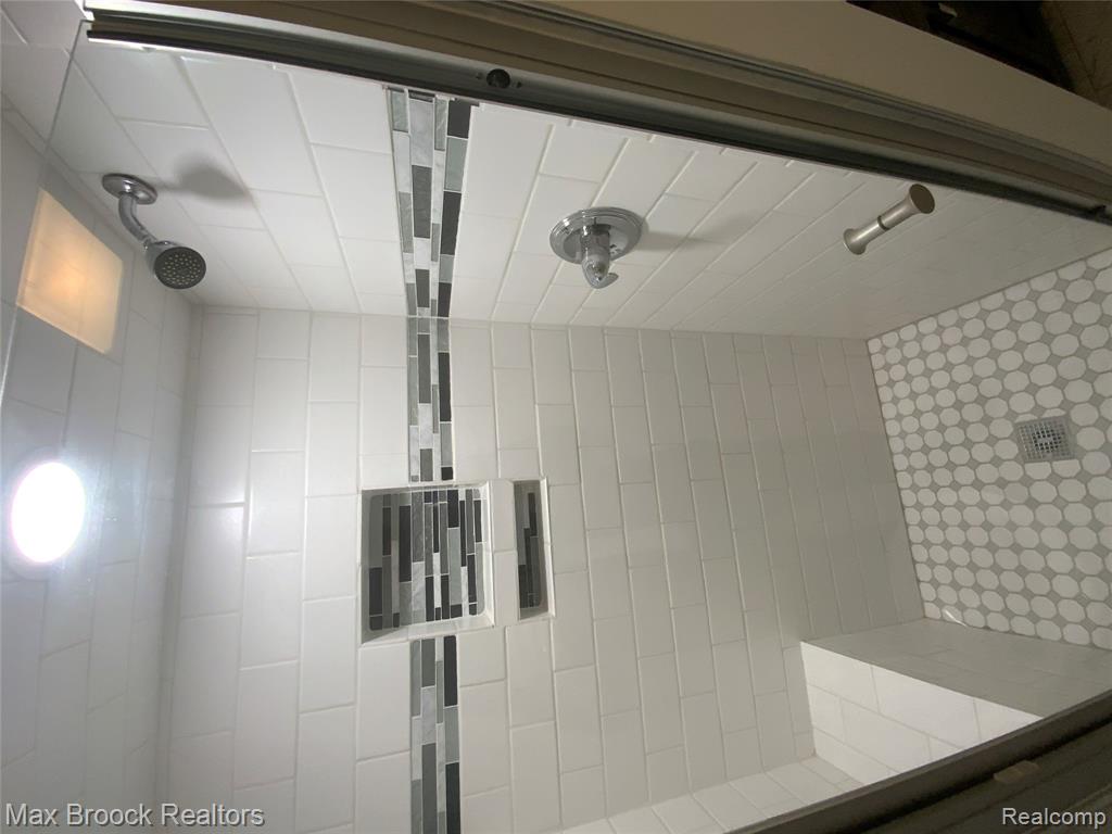 5715 SUNNYCREST Drive, West Bloomfield, MI 48323 — Photo 21