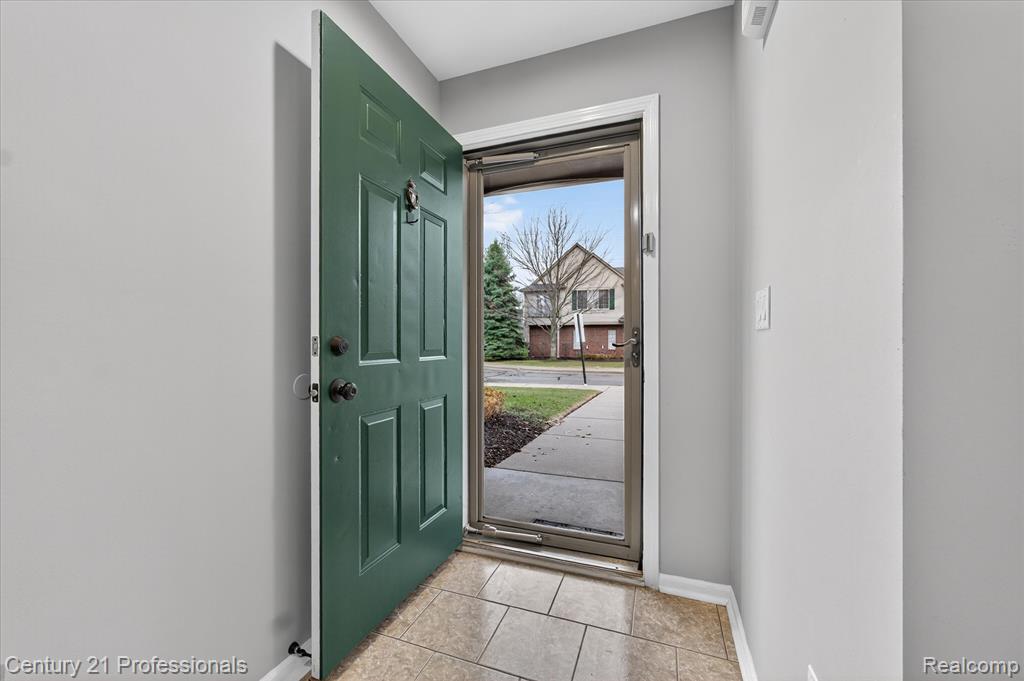 45555 Hidden View Court, 6 Mile Rd, Utica, MI 48315 — Photo 3