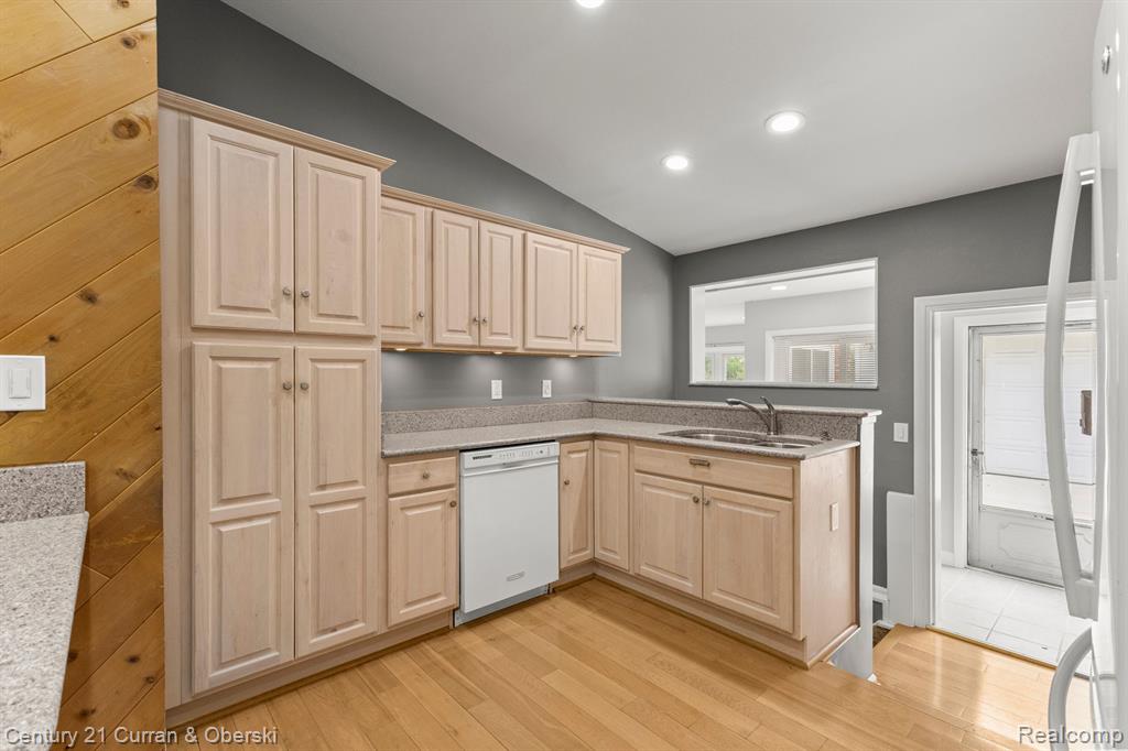 7484 N CHARLESWORTH Street, Dearborn Heights, MI 48127 — Photo 13