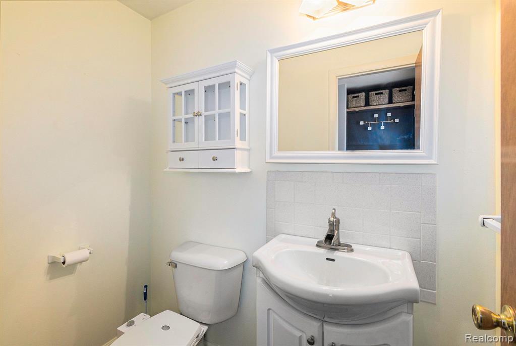 4230 BRISTOLWOOD Drive, Flint, MI 48507 — Photo 15