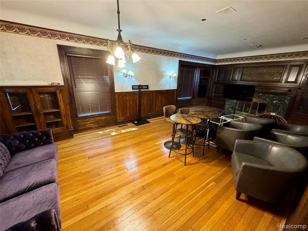 2156 W JEFFERSON Avenue, Trenton, MI, 48183