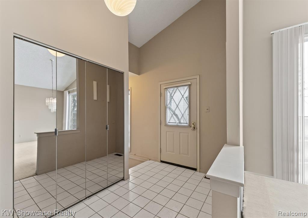 6933 Pebble Park Circle, 83, West Bloomfield, MI — Photo 4