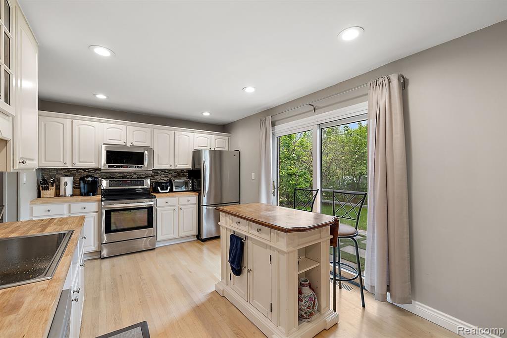1000 CANTERBURY Street, Northville, MI 48167 — Photo 18