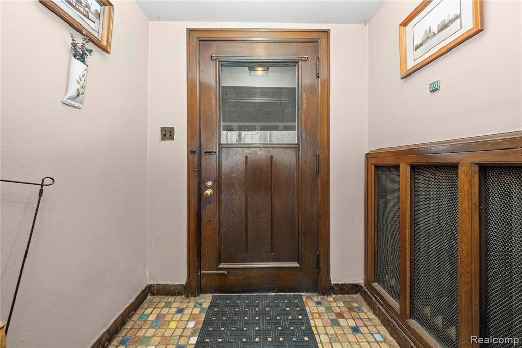2475 Iroquois Street, Detroit, MI 48214 — Photo 8