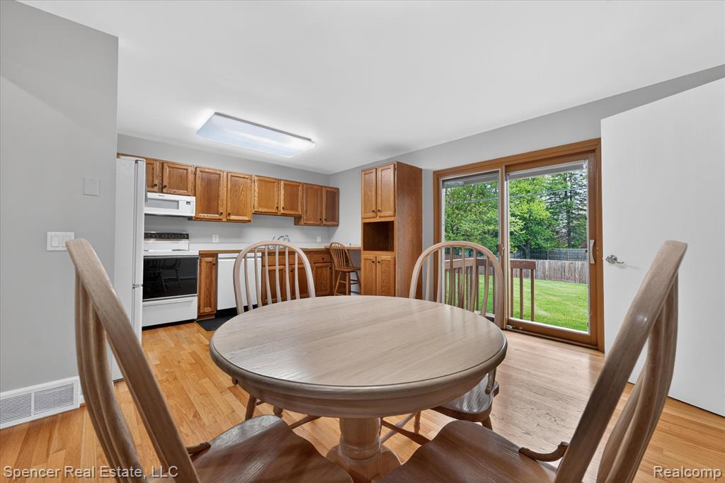 5988 Waldon Road, Clarkston, MI — Photo 12