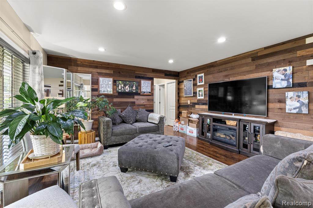 8570 Rockland Street, Dearborn Heights, MI 48127 — Photo 6