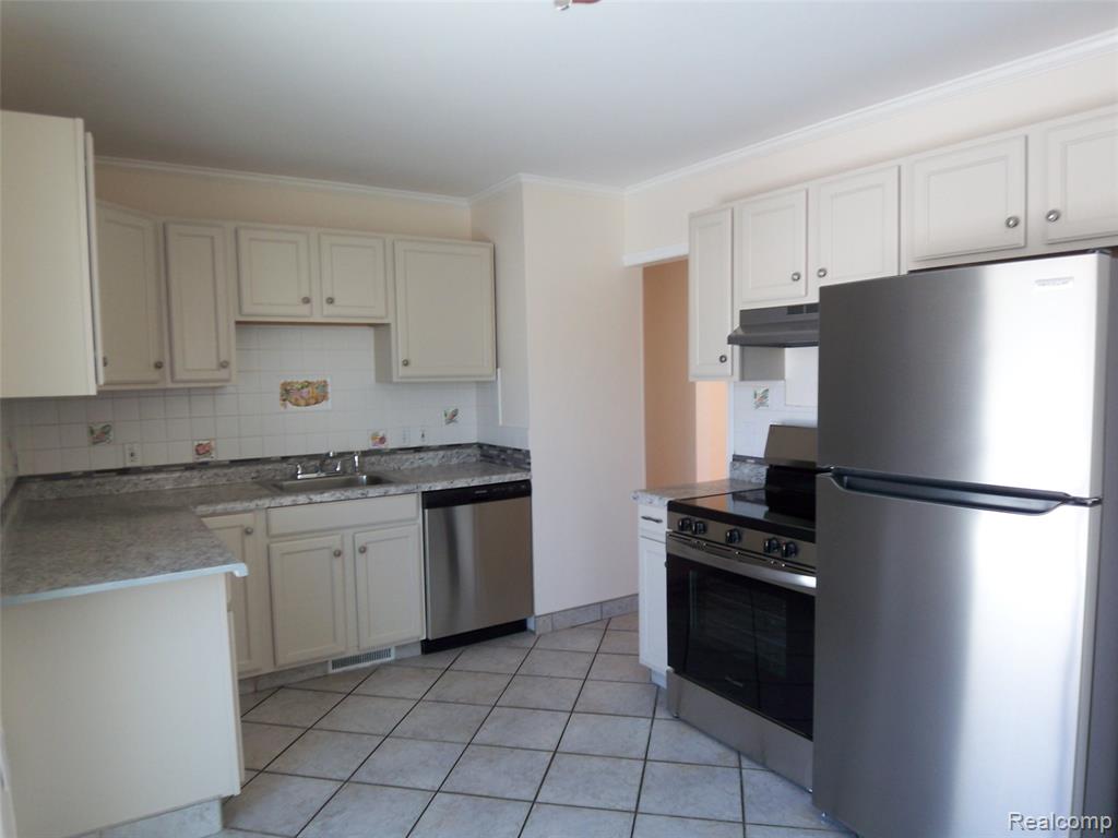 8269 Sterling, Center Line, MI 48015 — Photo 3
