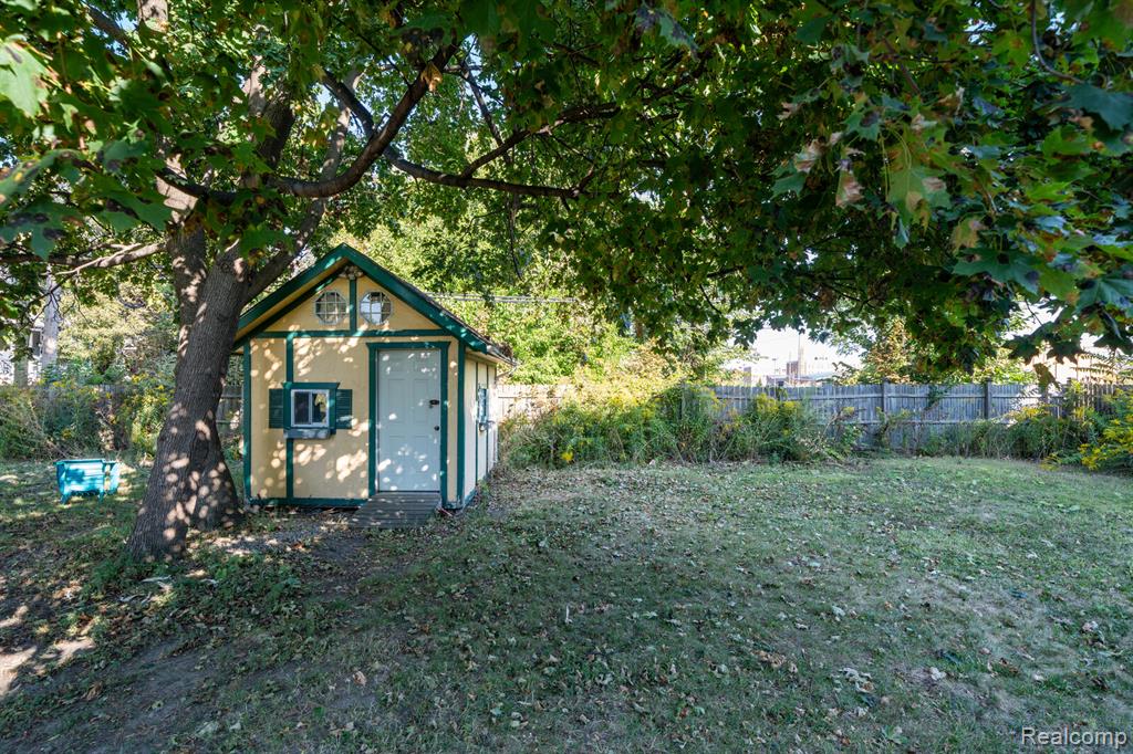 243 E Edsel Ford, Detroit, MI 48202 — Photo 47