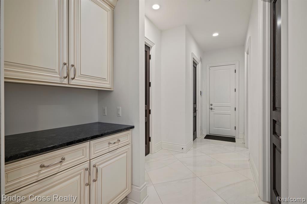 5820 LAKEVIEW Avenue, Orchard Lake Village, MI 48323 — Photo 33