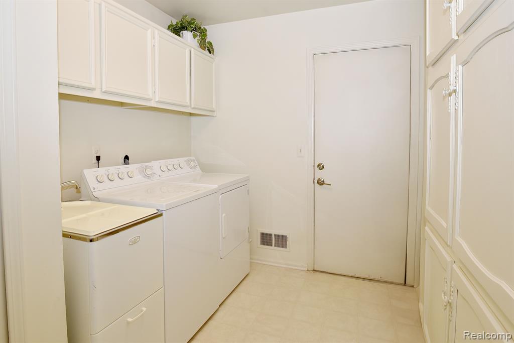 1943 PINE RIDGE Court, Bloomfield Hills, MI 48302 — Photo 19