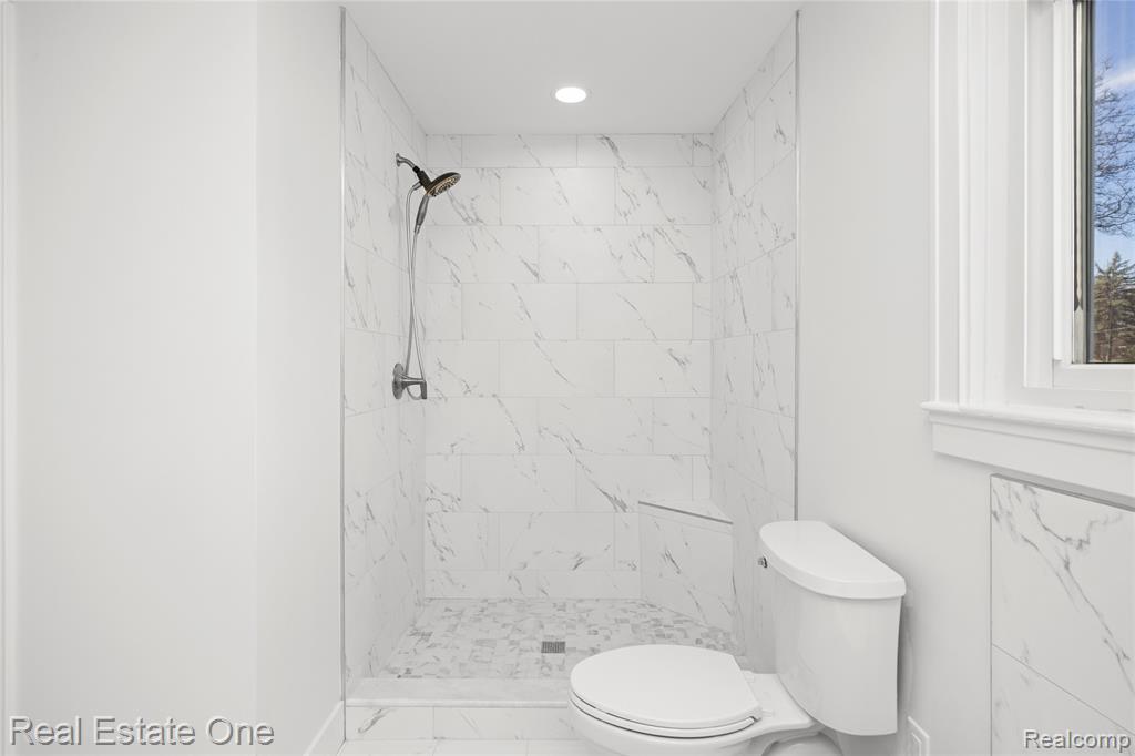 5742 Springwater Lane, West Bloomfield, MI — Photo 32