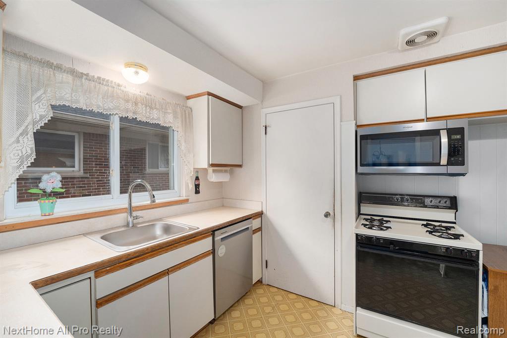 6587 Cortland Avenue, Allen Park, MI 48101 — Photo 6