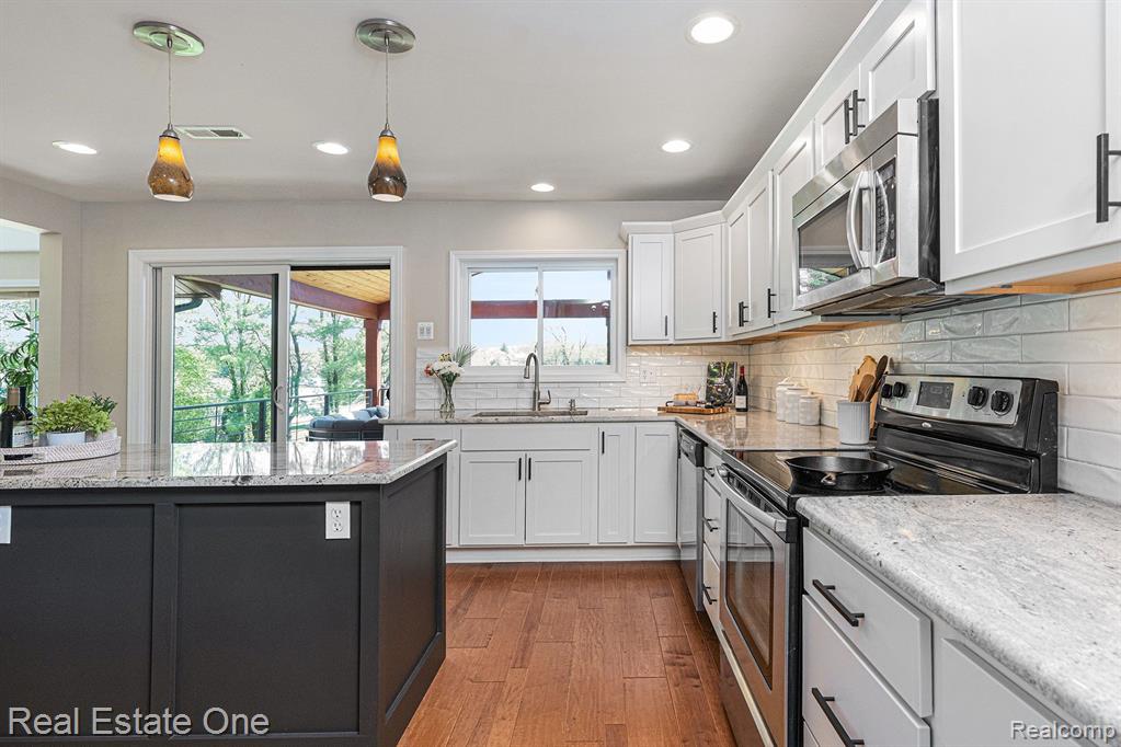 6305 N SHORE Court, West Bloomfield, MI 48324 — Photo 13
