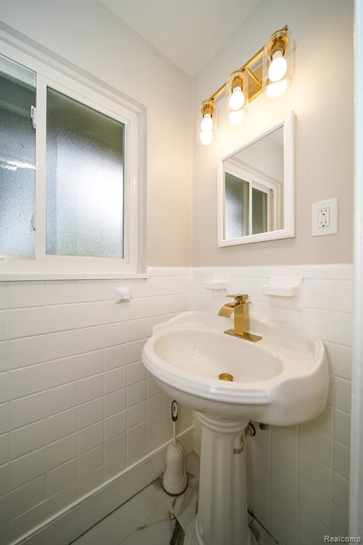 19041 Bungalow Drive, Lathrup Village, MI 48076 — Photo 34
