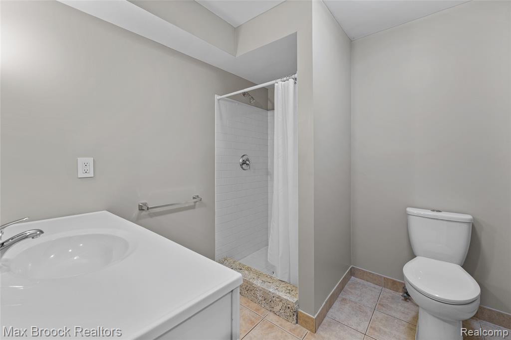 5163 Woodlands Drive, Bloomfield Hills, MI 48302 — Photo 33