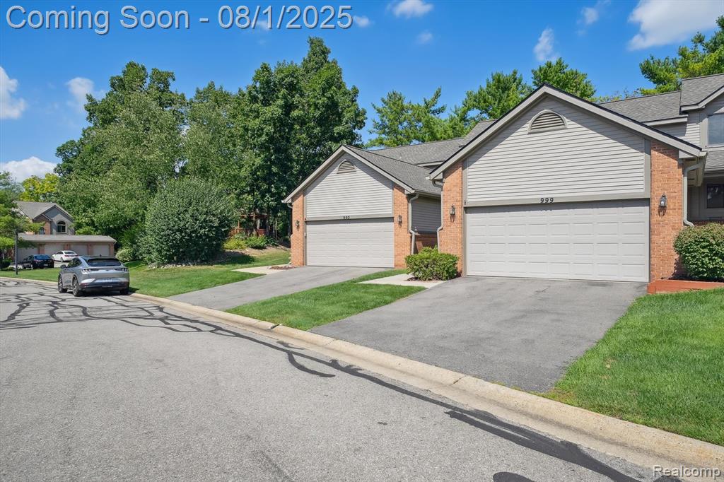999 Hickory Drive, Brighton, MI 48116 — Photo 4