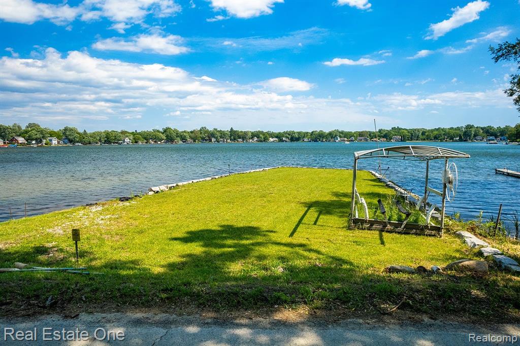 2300 JACKSON Boulevard, Highland, MI 48356 — Photo 6