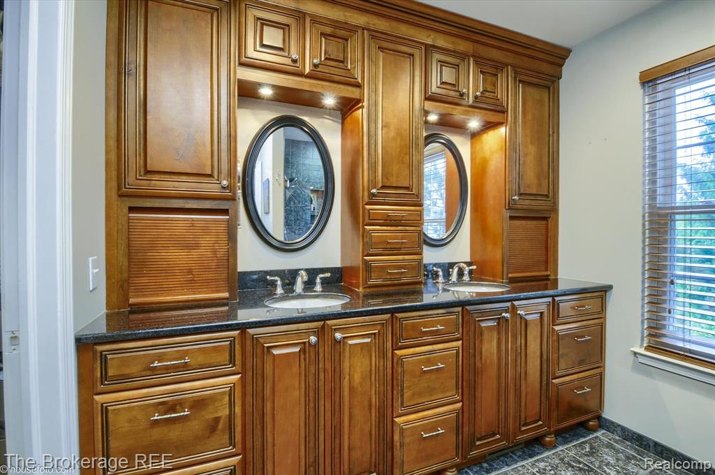 4449 Brighton Drive, Grand Blanc, MI 48439 — Photo 39