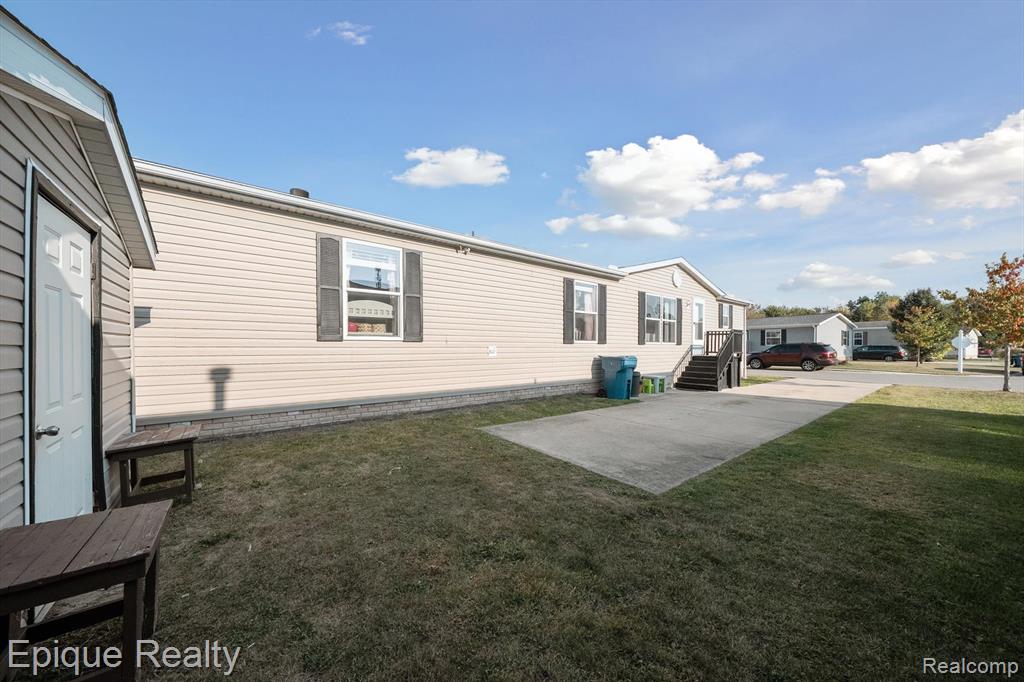 9757 Town Square, Fenton, MI 48430 — Photo 2