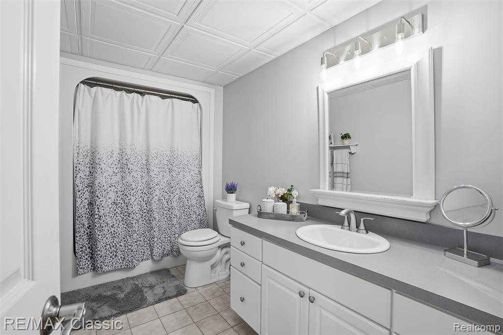 1726 Pondview Lane, Commerce Twp, MI 48382 — Photo 50