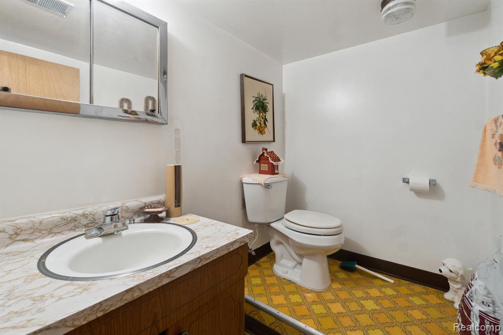 4240 BRISTOLWOOD Drive, Flint, MI 48507 — Photo 10