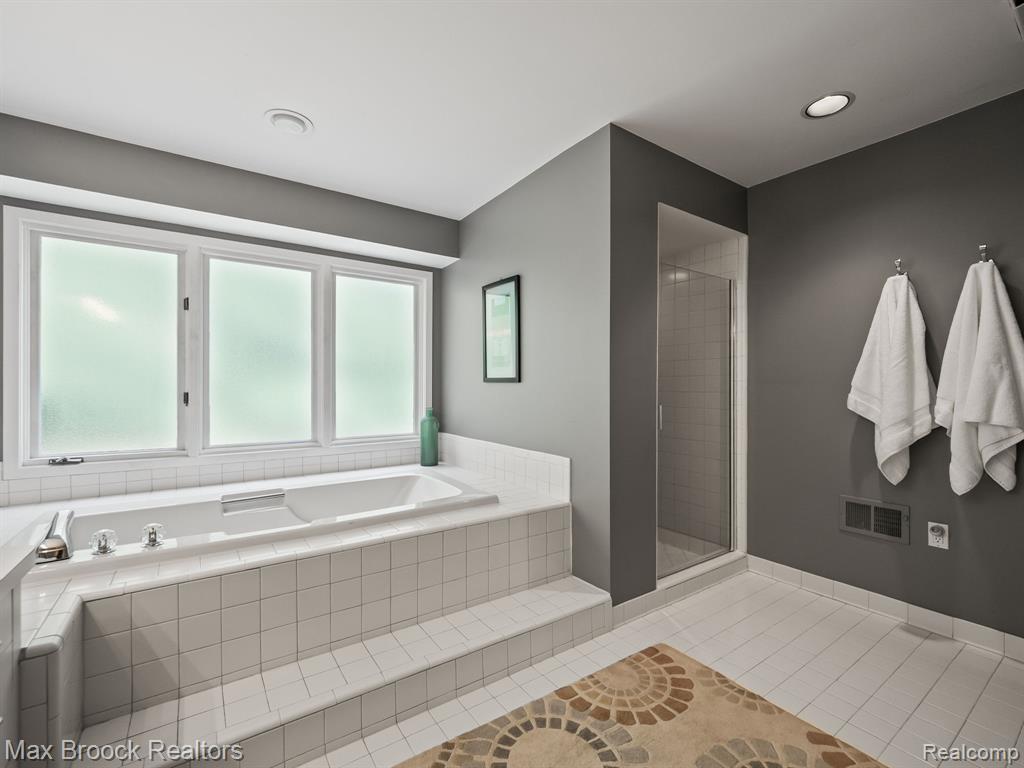 6224 Bromley Court, West Bloomfield, MI — Photo 33