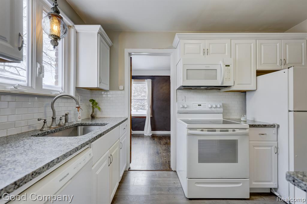 8460 Kenberton Drive, Oak Park, MI 48237 — Photo 19