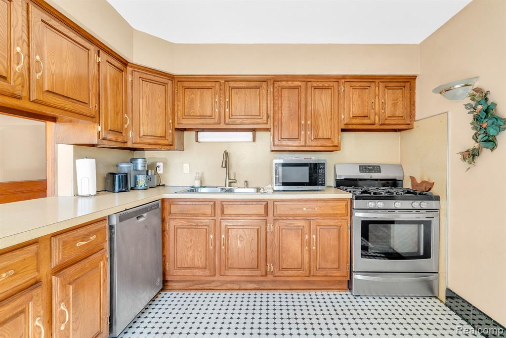 24915 Saint Paul Boulevard, Harrison Township, MI — Photo 12