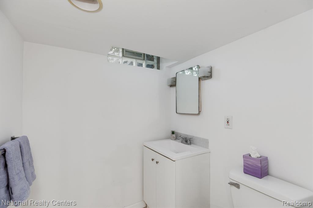 4211 WOODMONT Drive, Waterford, MI 48329 — Photo 19