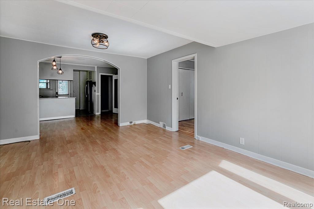 2918 Nagle Court, Keego Harbor, MI 48320 — Photo 4