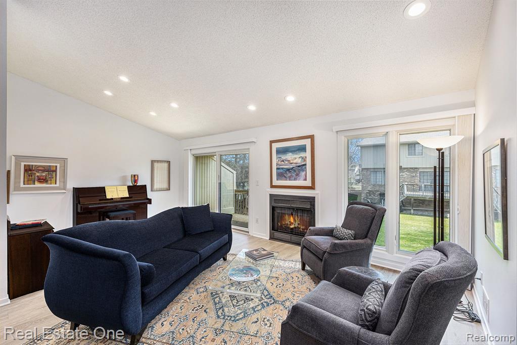 4046 FOXPOINTE Drive, Unit 131, West Bloomfield, MI 48323 — Photo 6