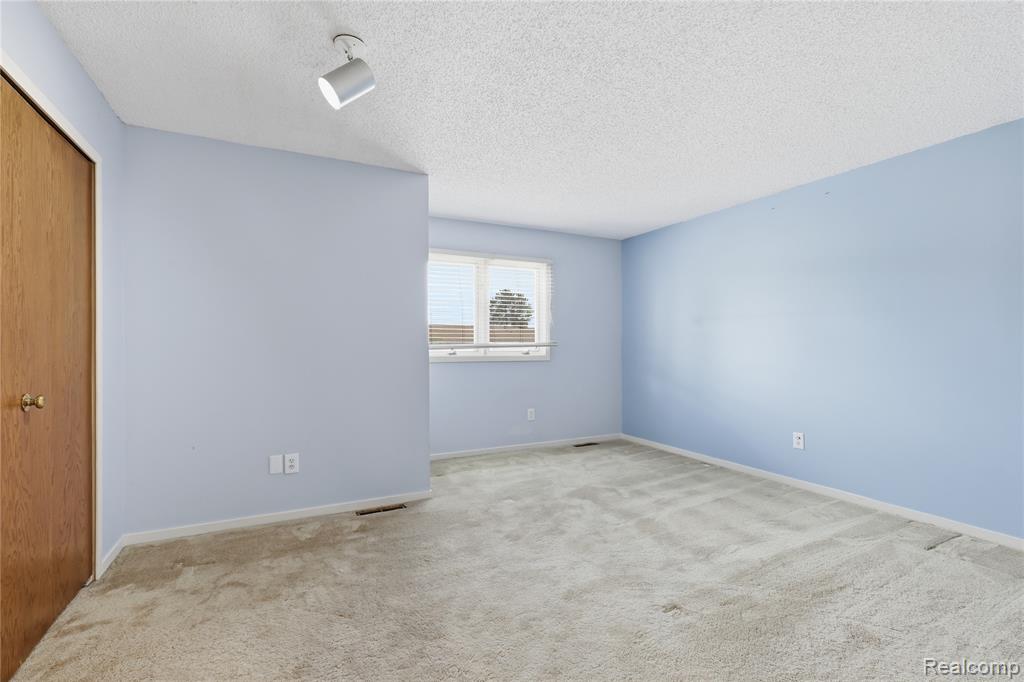 5736 Woodland View, Clarkston, MI — Photo 25