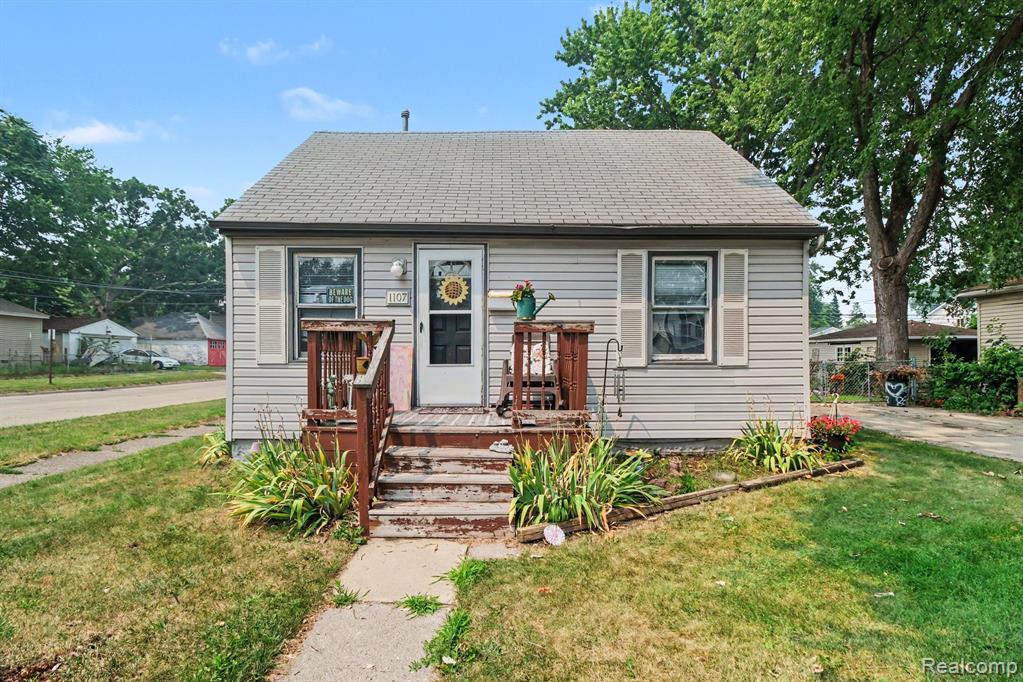 1107 E Hayes Avenue, Hazel Park, MI 48030