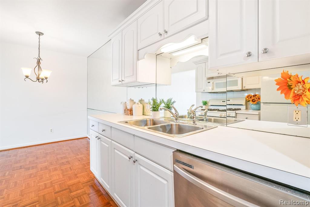 9663 BAYVIEW Drive, Ypsilanti, MI 48197 — Photo 9