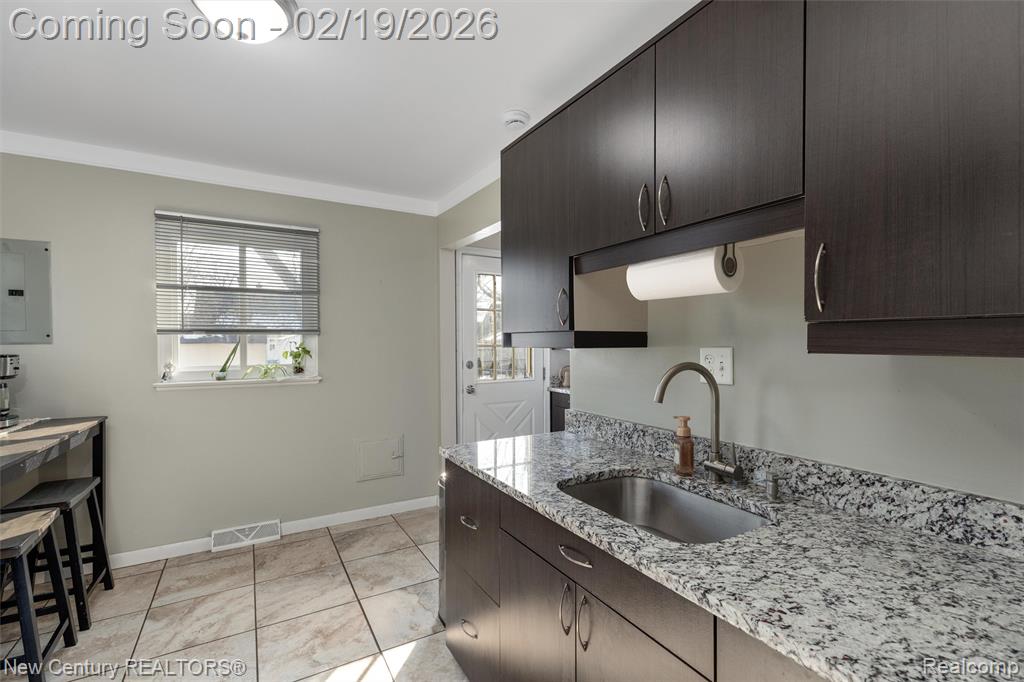 896 E Dallas Avenue, Madison Heights, MI 48071 — Photo 11