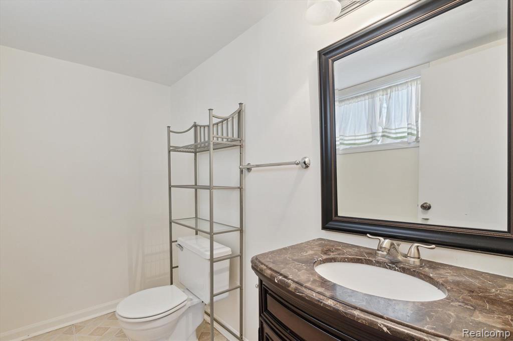 2897 ROUNDTREE Drive, Troy, MI 48083 — Photo 8