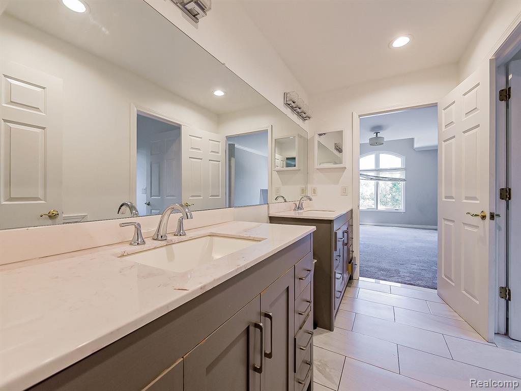 5570 HAMPSHIRE Drive, West Bloomfield, MI — Photo 35