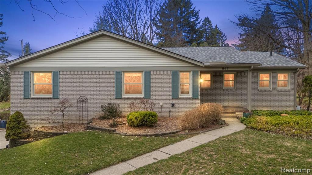 847 Leinster Road, Rochester Hills, MI 48309 — front exterior