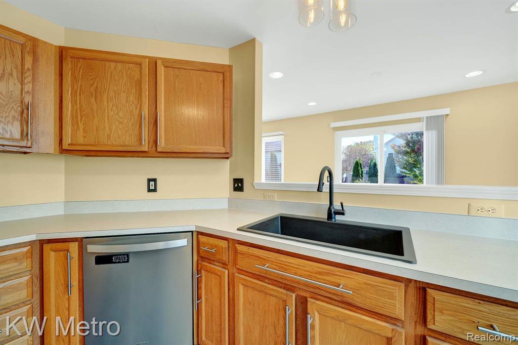 8590 BARRINGTON Drive, Ypsilanti, MI 48198 — Photo 28