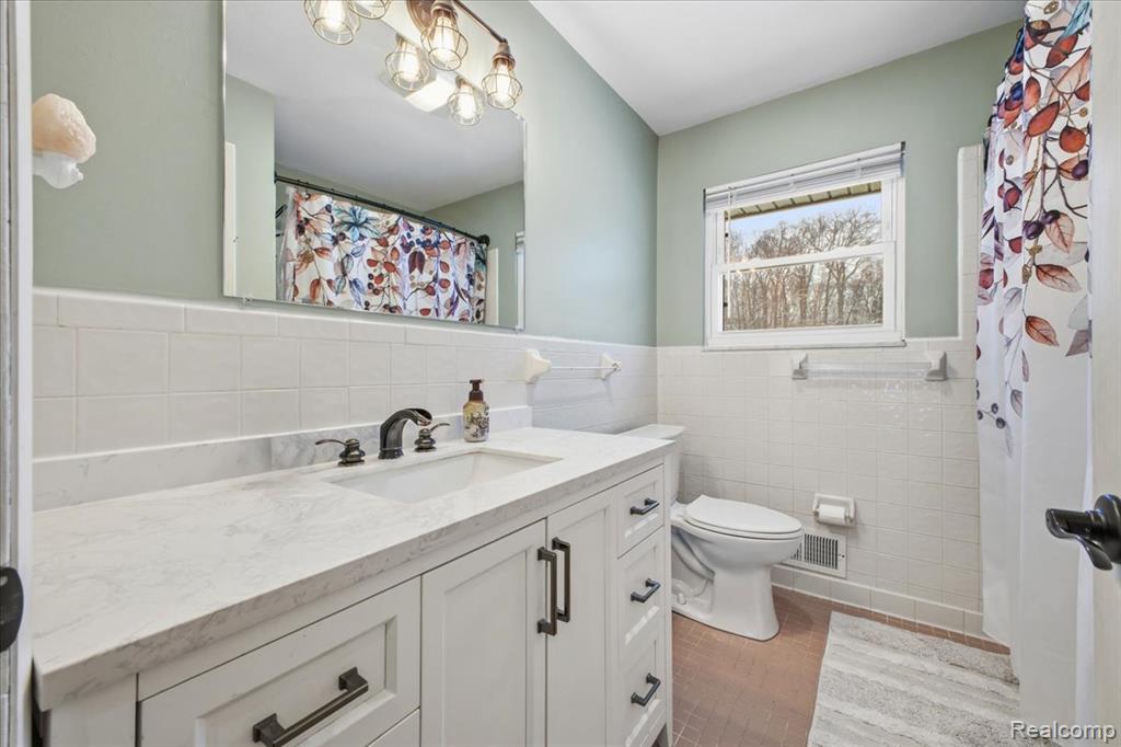 523 Tilmor Drive, Waterford, MI 48328 — Photo 14