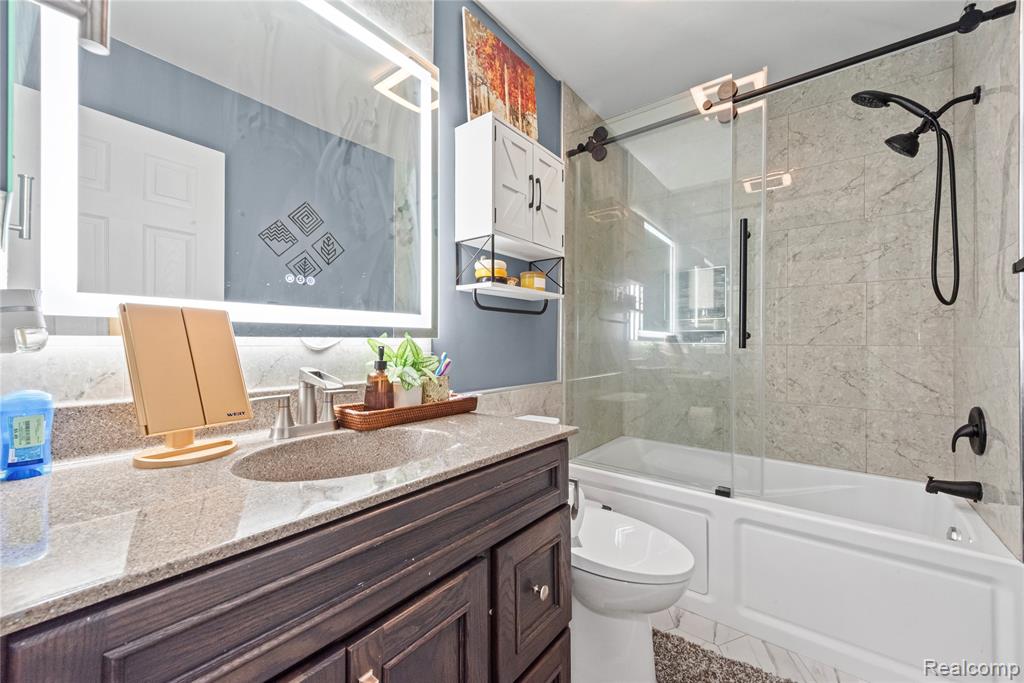 586 Ashley Circle, Rochester Hills, MI 48307 — Photo 17