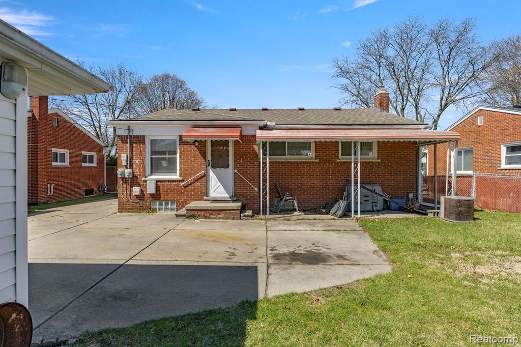 8246 LOCHDALE Street, Dearborn Heights, MI 48127 — Photo 34