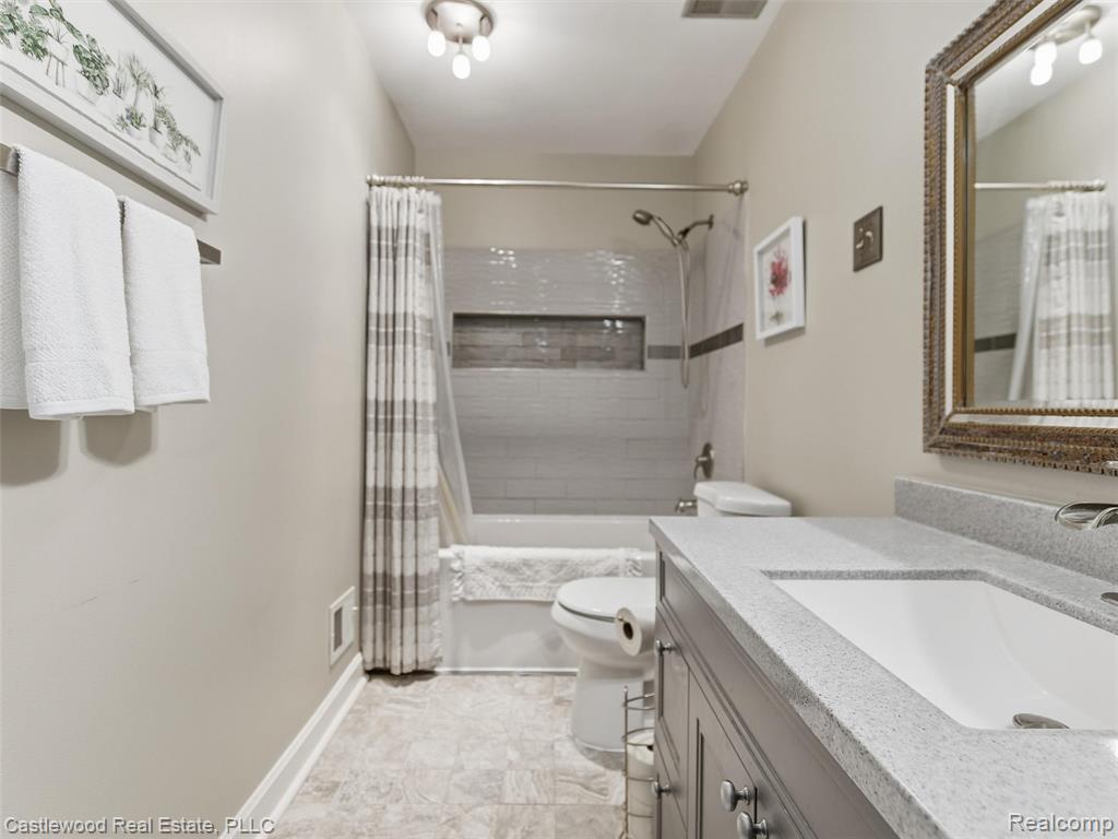 5868 Shore Court, Clarkston, MI — Photo 30