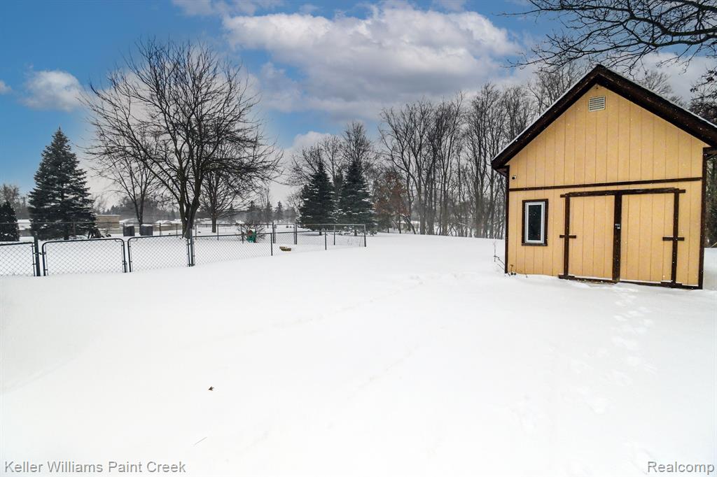 635 JOSLYN Road, Lake Orion, MI 48362 — Photo 29