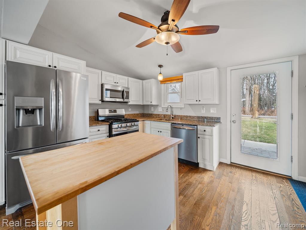 5130 EDGELAKE Drive, Pinckney, MI 48169 — Photo 2