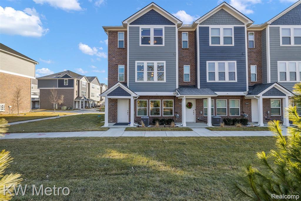 5931 Stella, Troy, MI 48085 — Photo 2