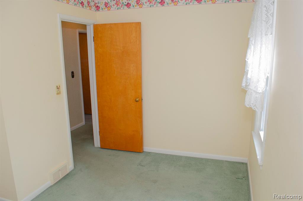 9819 WESTMORE Street, Livonia, MI 48150 — Photo 18