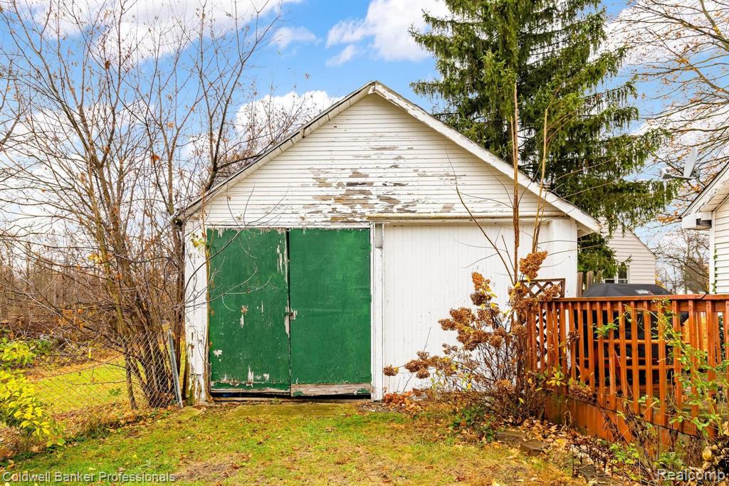 407 OAKLAND Street, Holly, MI 48442 — Photo 23